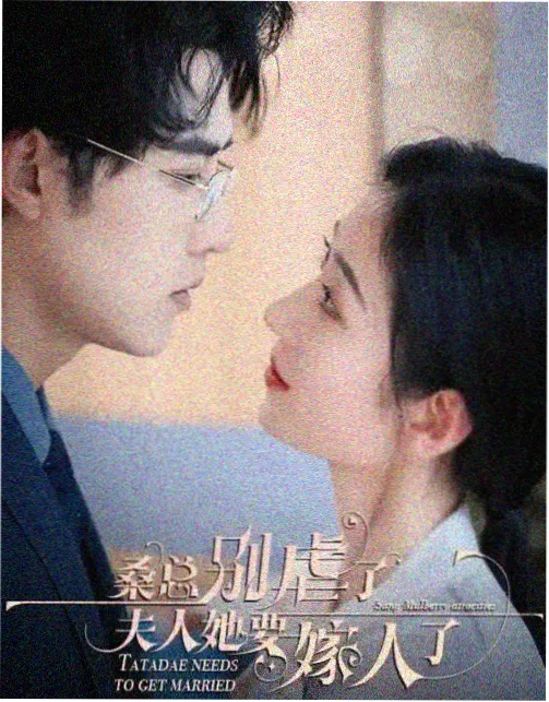 深夜自习室隔断工位与暖色台灯